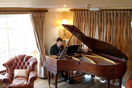 Riverside Pianist